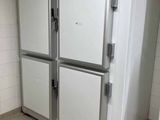 une photo d'un réfrigérateur dans une salle de bains au sol carrelé
