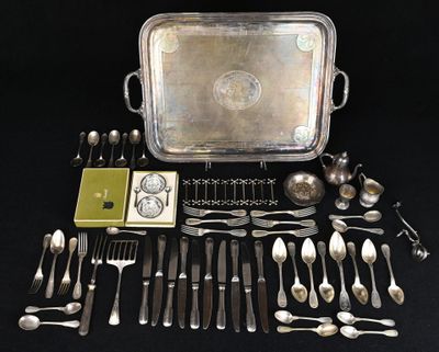 beaucoup d'argenterie sur une table avec des cuillères et des fourchettes