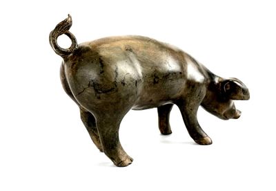 une statue en bronze représentant un cochon sur fond blanc
