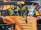 une image montrant un gros plan d'une voiture de course avec un casque
