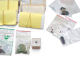 tout un tas d'objets posés sur une table