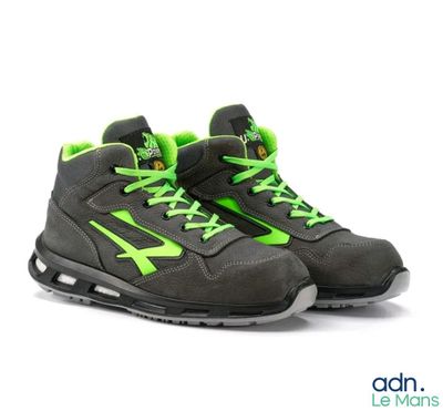 un gros plan sur une paire de chaussures grises et vertes