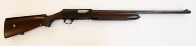 gros plan d'un fusil sur une surface blanche