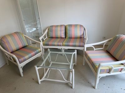 Salon en rotin avec ses coussins déhoussables Salon composé …