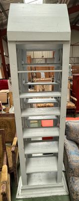 Deux étagères de libraire en bois rechampi.