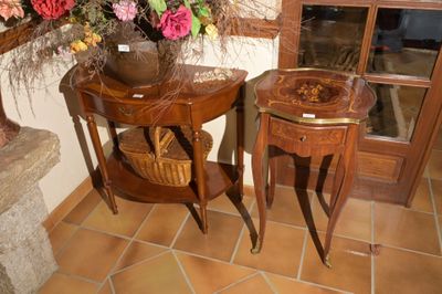deux tables sur lesquelles sont posés des paniers de fleurs, dans une pièce