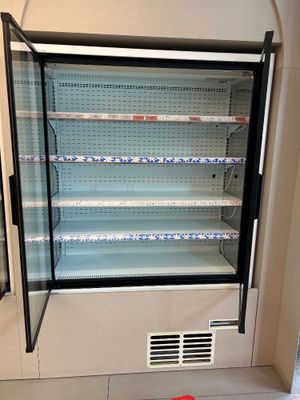une photo d'un réfrigérateur en marche dans une cuisine