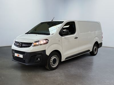 la photo d'une camionnette blanche garée dans une pièce