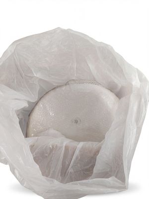 un objet blanc dans un sac en plastique posé sur une surface blanche