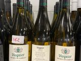 plusieurs bouteilles de vin sont alignées sur un comptoir