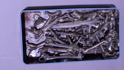 un plateau en métal contenant tout un tas d'objets métalliques