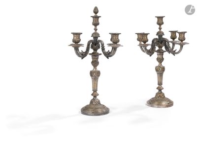 paire de chandeliers argentés sur socles