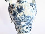un vase bleu et blanc posé sur une surface blanche