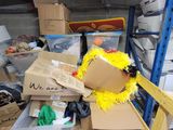 une pile de cartons et d'autres objets dans un garage