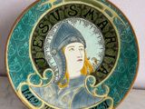 une assiette sur laquelle est représentée une femme portant un casque