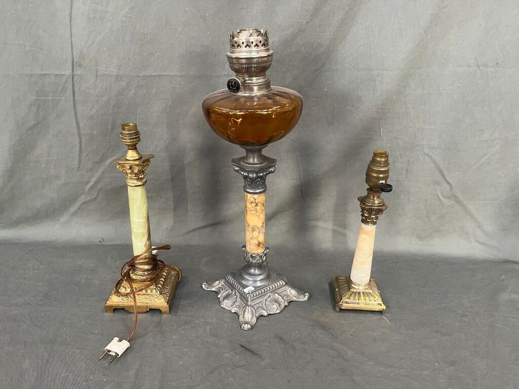 3 lampes fût colonne dont une à pétrole.