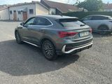 l'arrière d'un SUV Audi gris garé sur un parking