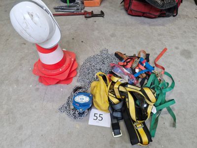 beaucoup d'outils et de matériel par terre