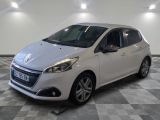 la voiture blanche est garée dans le garage sur le sol en damier