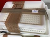 un récipient blanc orné d'un ruban marron