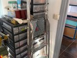 une échelle sur laquelle sont posés de nombreux plateaux de nourriture