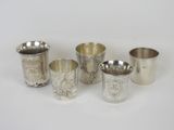 quatre coupes en argent ornées de motifs sur fond blanc