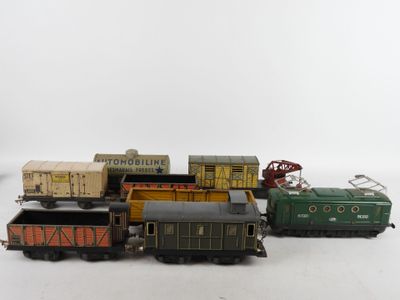 plusieurs petits trains sont alignés sur une surface blanche