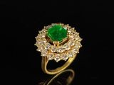 une bague en émeraude et diamant