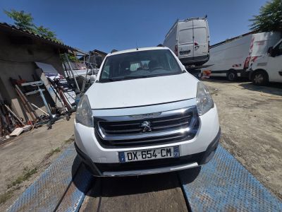 une voiture blanche garée sur une remorque à plateau