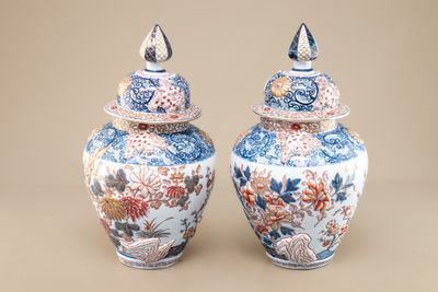 deux vases bleus et blancs placés l'un à côté de l'autre