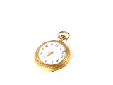 une montre de poche en or sur fond blanc