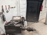 l'image d'une machine dans un garage