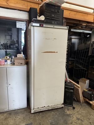 un réfrigérateur et une machine à laver dans un garage