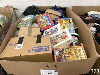 une boîte en carton remplie de jeux et d'autres objets