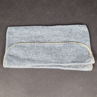 un petit sac gris muni d'une fermeture éclair sur le dessus