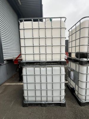 deux grands récipients remplis d'eau empilés l'un sur l'autre