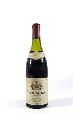 une vieille bouteille de vin posée sur une surface blanche