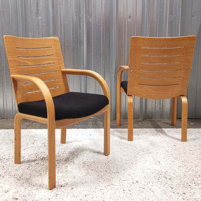 2 fauteuils Scandinave en bois vernis, production Danoise du fabricant