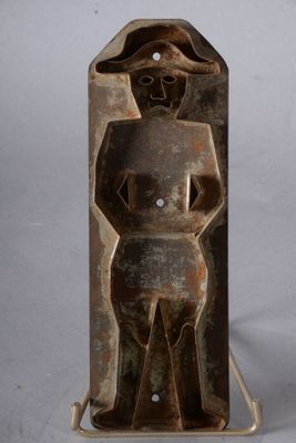 sculpture représentant un homme coiffé d'un chapeau et tenant un couteau à la main