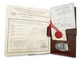 étui à passeport en cuir marron orné d'un cachet de cire rouge et d'un certificat
