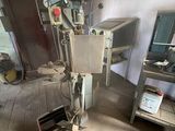 une machine placée au milieu d'une pièce