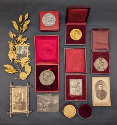 une photo montrant une collection de médailles et d'autres objets posés sur une table