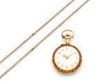 une montre de poche en or avec une chaîne, sur fond blanc