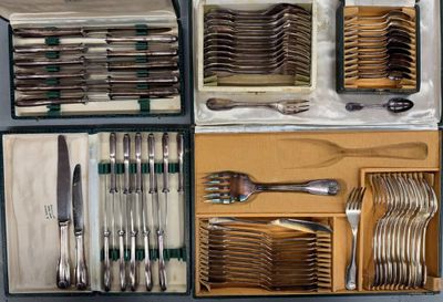 beaucoup de fourchettes et de cuillères dans une boîte