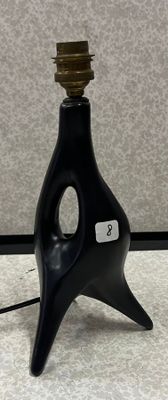 une bouteille noire surmontée d'une lampe