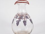 un vase en verre orné d'une grappe de raisin
