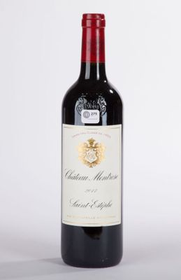 une bouteille de vin rouge sur fond blanc avec un fond blanc
