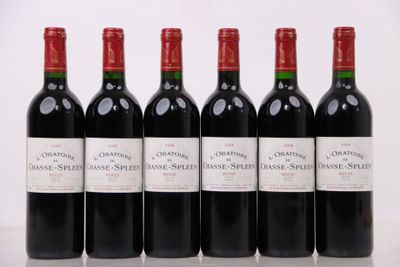six bouteilles de vin sont alignées sur une table