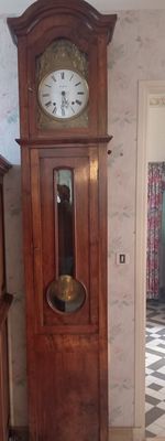 une horloge grand-père dans le coin d'une pièce