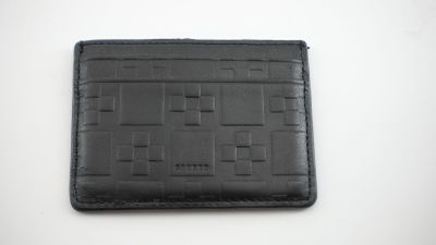 portefeuille en cuir noir sur fond blanc